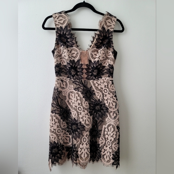 BCBG MAXAZRIA Lace tiered dress - Picture 1 of 10